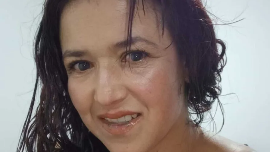 Chat with IvanniaLawrence