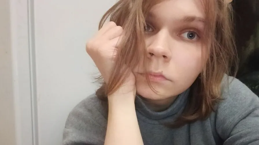 Chat with LoralAvery