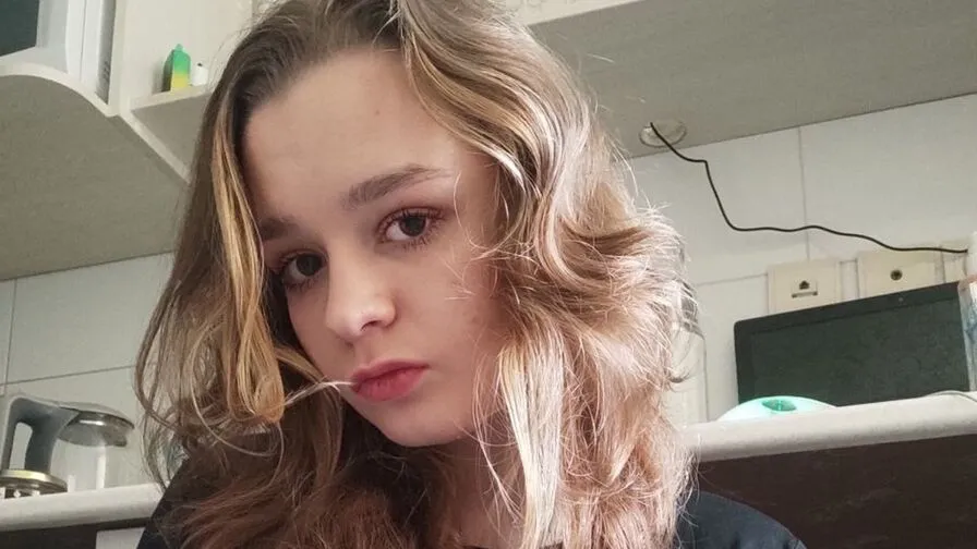 Chat with EleonoreMathson