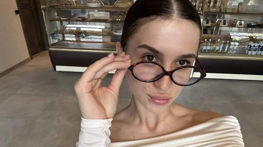 Chat with AriaMonro