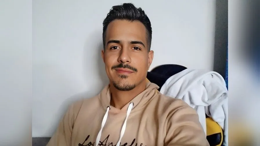 Chat with AkramQuiroga