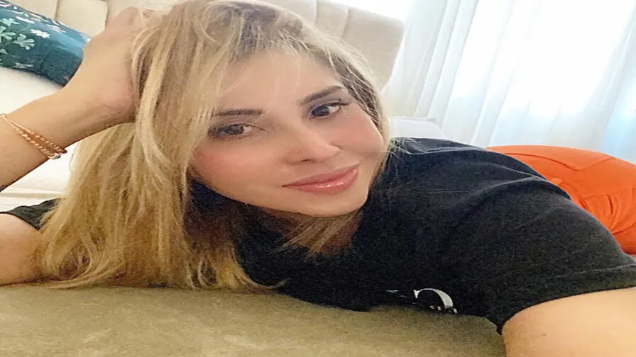 Chat with PelinnaCollins