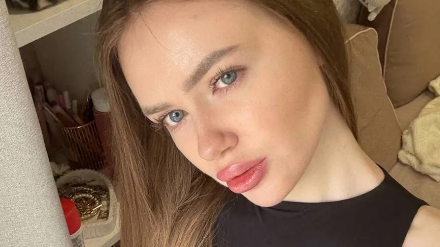 Chat with DemetriaSefton
