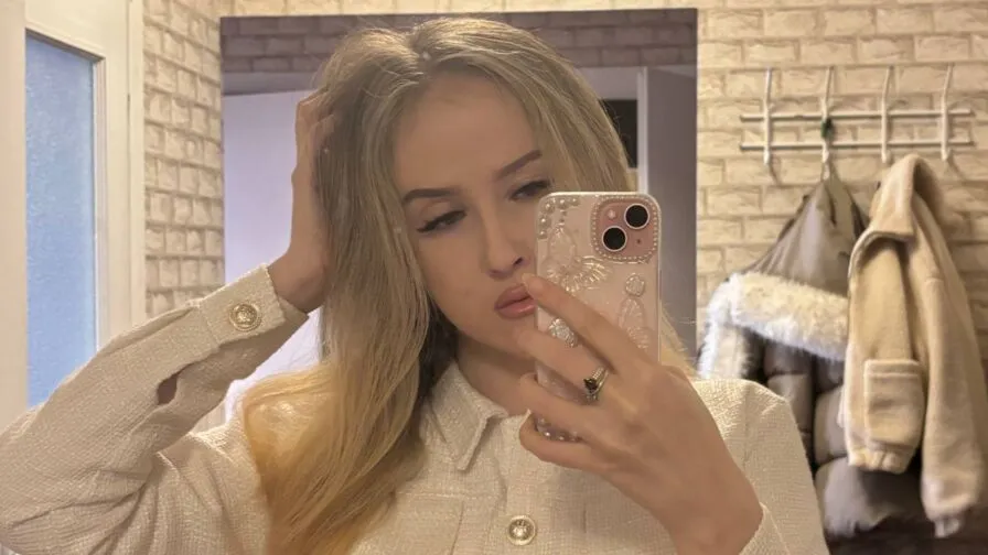 Chat with ElmiraMotty