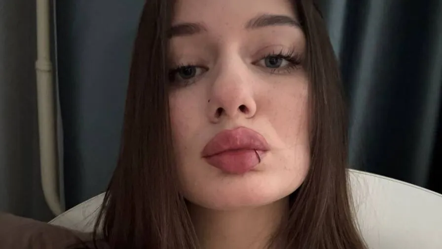 Chat with AdelleGandert