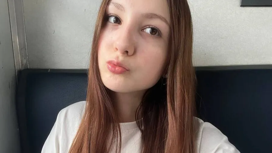 Chat with LinaSkatel