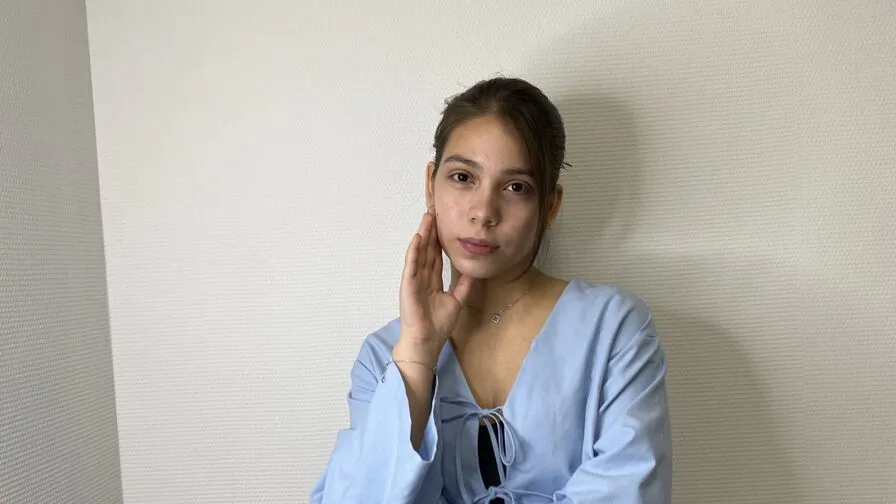 Chat with AlishiaCowlin