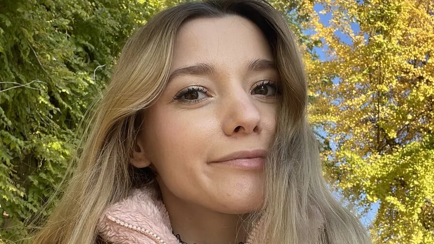 Chat with LunariaVelvet