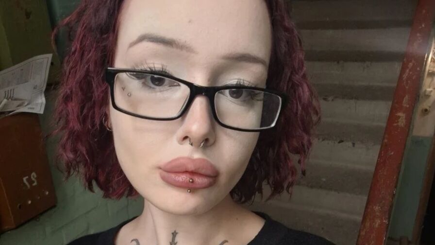 Chat with EleanoraNewell