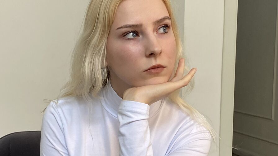 Chat with RosanaAllabaugh