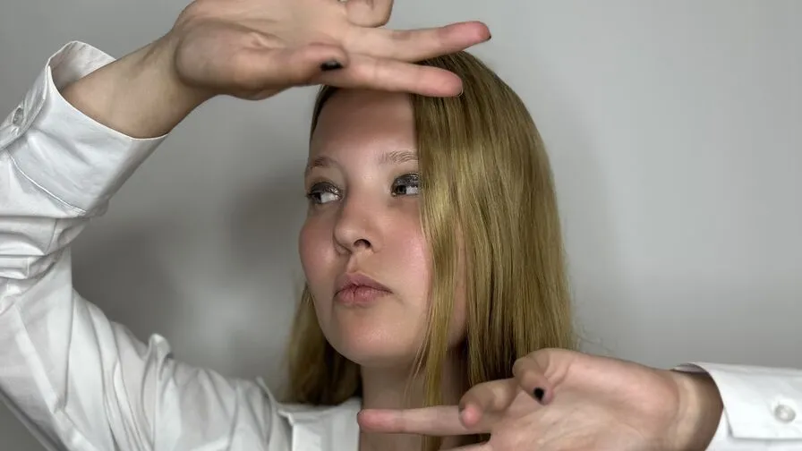 Chat with RosalindaKisor