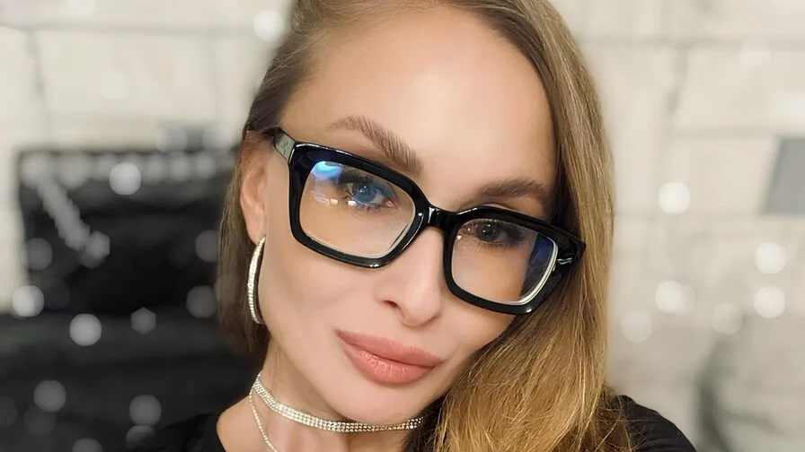 Chat with HelenaBoyd