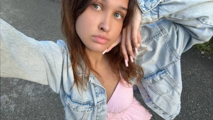 Chat with JazminHalajian