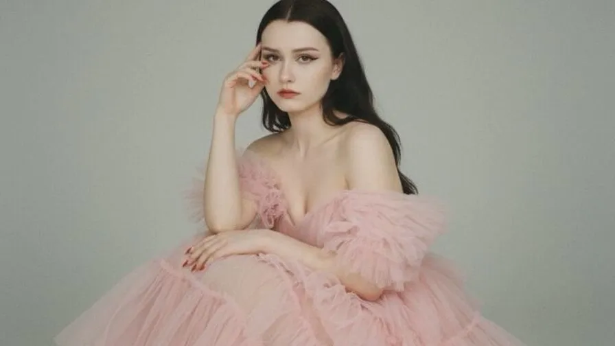 Chat with YahairaTurnham