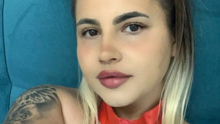 Chat with DafinaDafy