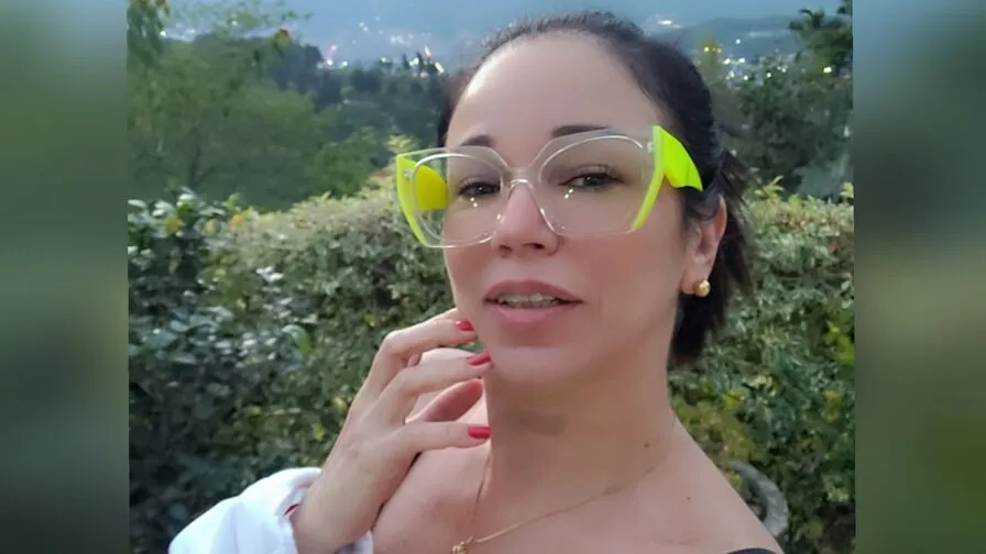 Chat with ElenaWura
