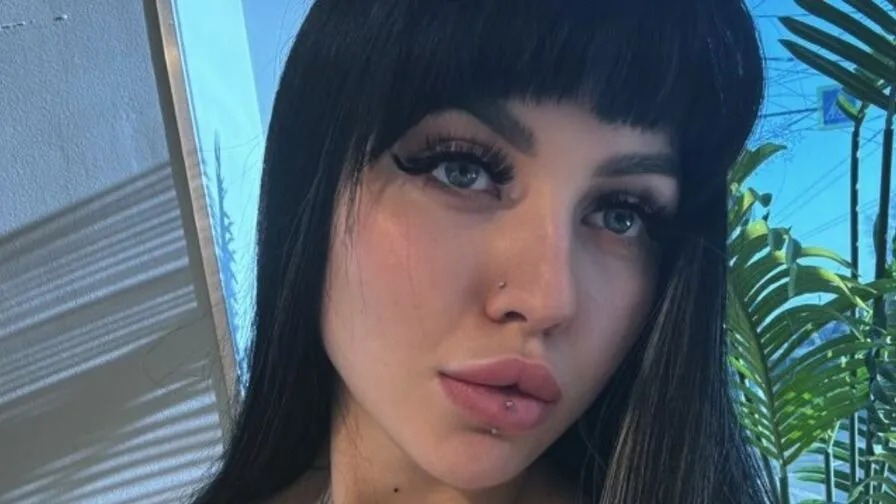 Chat with LaraNewsky