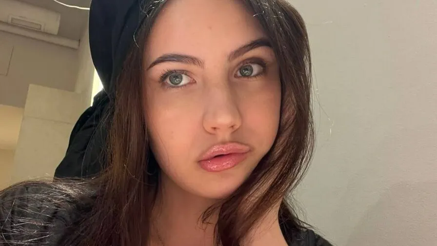 Chat with CarlotaJanower