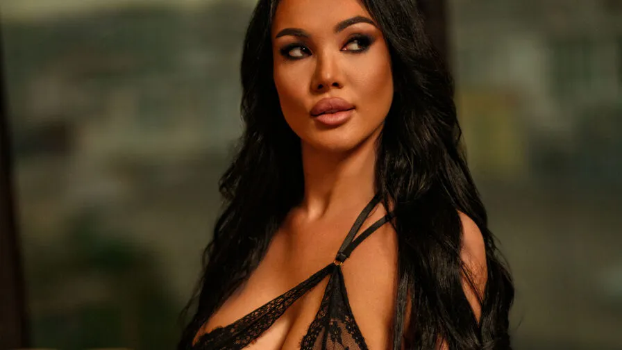 Chat with AmiraLuxe